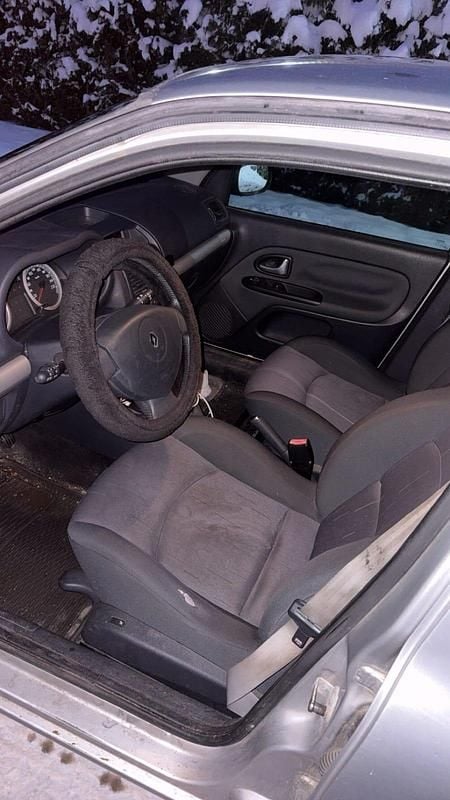 Begagnad Renault Clio II 98 HK (72 kW) 2005 Halvkombi