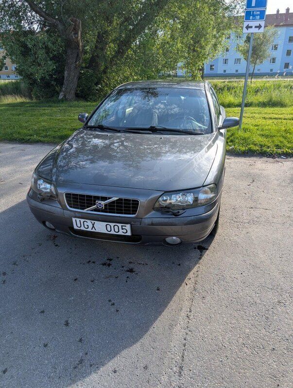Grå Begagnad 2004 Volvo S60 Sedan | 38 000 kr (Bra pris) - Bild 1/4