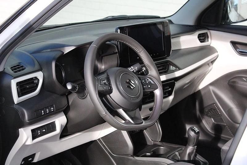 Begagnad Suzuki Swift 83 HK (61 kW) 2024 Vit Halvkombi