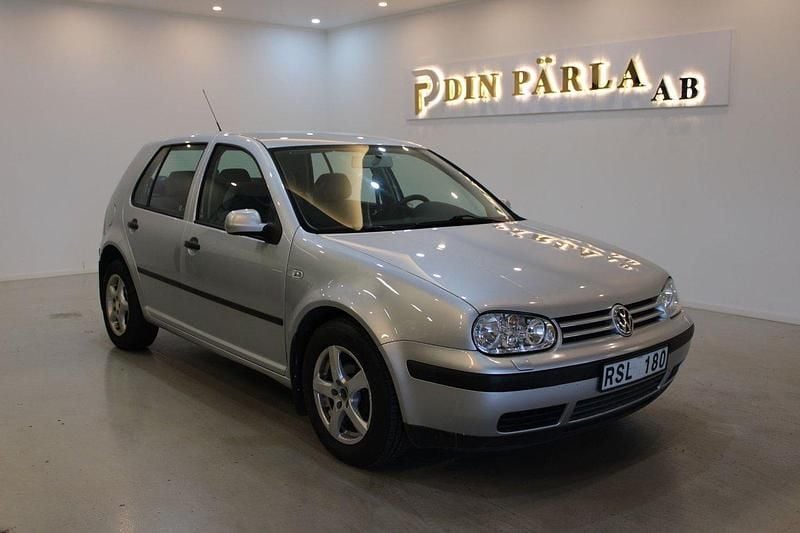 Silver Begagnad 2001 VW Golf IV Comfortline Halvkombi | 29 900 kr (Bra pris) - Bild 1/4