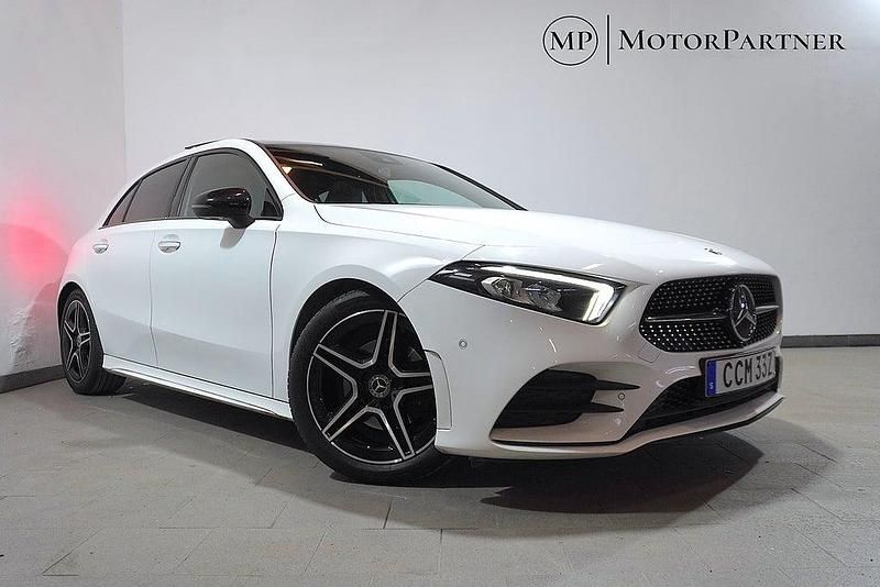 Vit Begagnad 2019 Mercedes A180 AMG Halvkombi | 249 900 kr (Lite dyr) - Bild 1/4