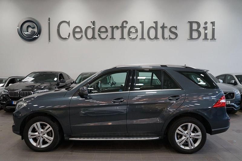 Mörkgrå Begagnad 2013 Mercedes ML350 SUV | 199 900 kr (Bra pris) - Bild 1/4