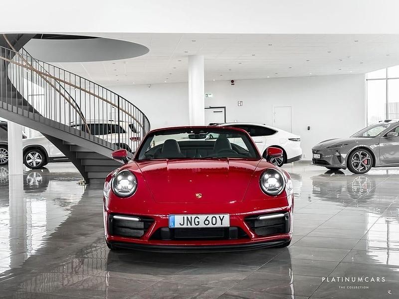 Begagnad Porsche 911 Carrera GTS 480 HK (353 kW) 2022 Carmine red