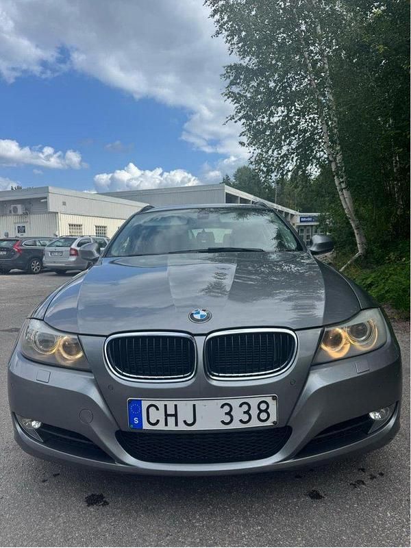 Grå Begagnad 2011 BMW 320 Kombi | 65 000 kr (Marknadspris) - Bild 1/4