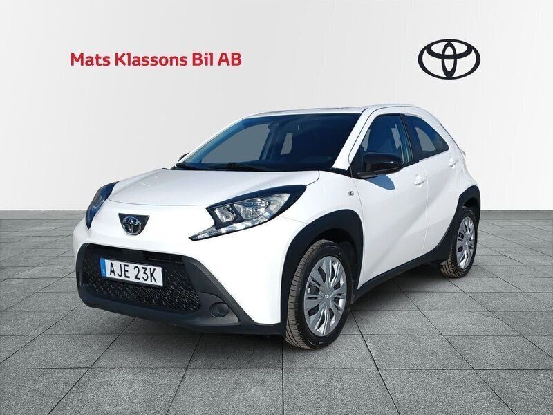 Vit Begagnad 2022 Toyota Aygo Play Halvkombi | 179 000 kr (Marknadspris) - Bild 1/4