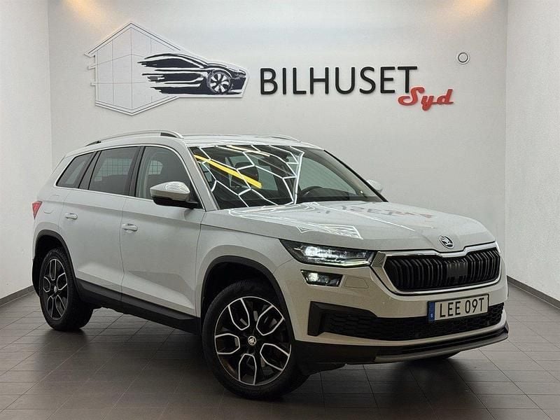 Vit Begagnad 2022 Skoda Kodiaq SUV | 348 500 kr (Marknadspris) - Bild 1/4