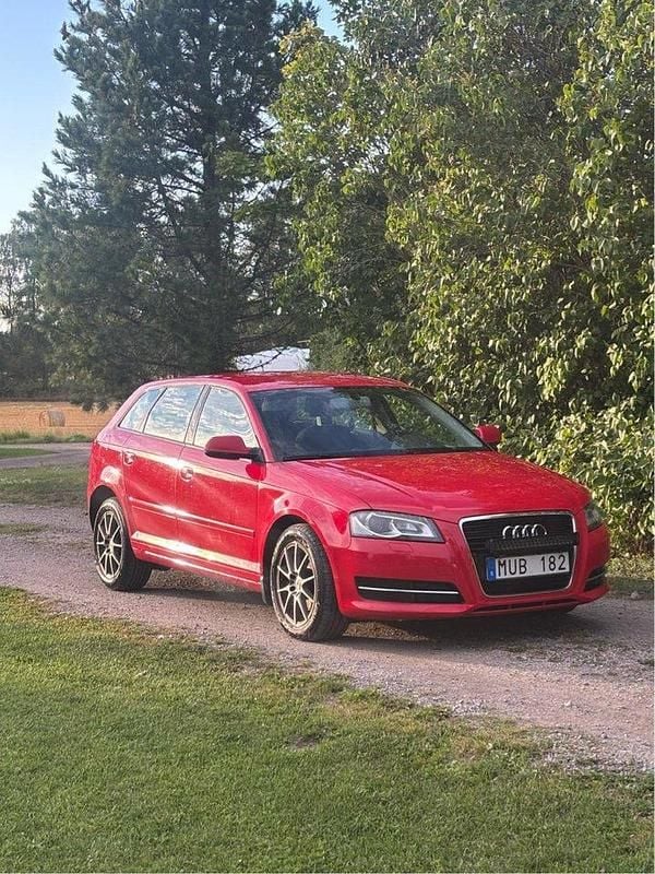 Röd Begagnad 2013 Audi A3 Sportback Halvkombi | 61 000 kr (Bra pris) - Bild 1/4