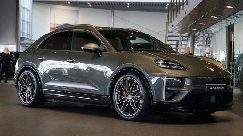 Grå Ny 2024 Porsche Macan Turbo SUV | 1 493 700 kr (Dyr) - Bild 1/4