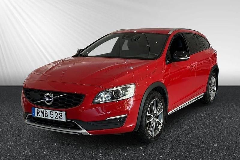 Begagnad Volvo V60 CC Standard 192 HK (141 kW) 2018 Röd Kombi