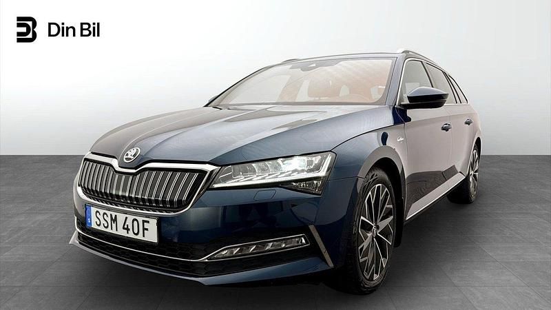 Blå Begagnad 2023 Skoda Superb Business Line Kombi | 374 900 kr (Dyr) - Bild 1/4