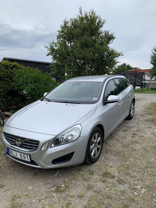 Grå Begagnad 2013 Volvo V60 Kinetic Kombi | 115 000 kr (Bra pris) - Bild 1/3
