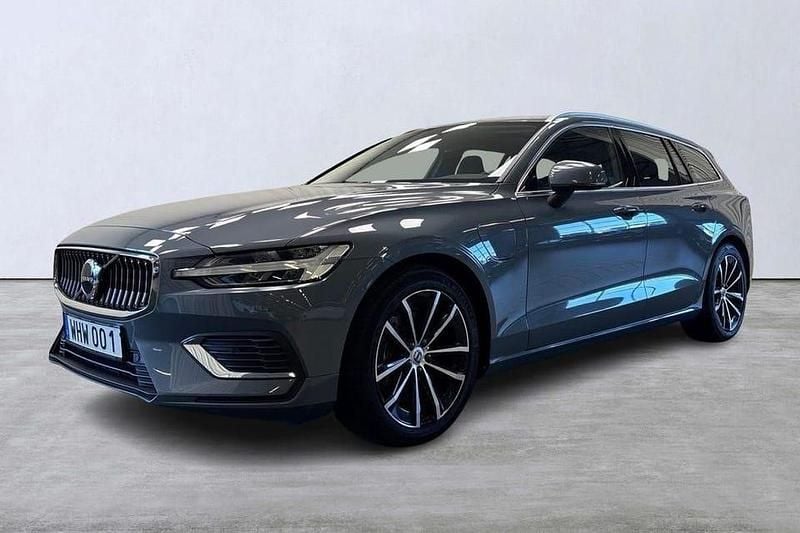 Grå Begagnad 2023 Volvo V60 Plus Kombi | 389 000 kr (Marknadspris) - Bild 1/4