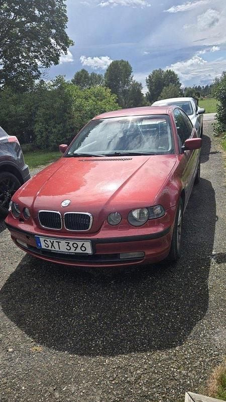 Röd Begagnad 2002 BMW 316 Compact Halvkombi | 13 000 kr (Superpris) - Bild 1/1