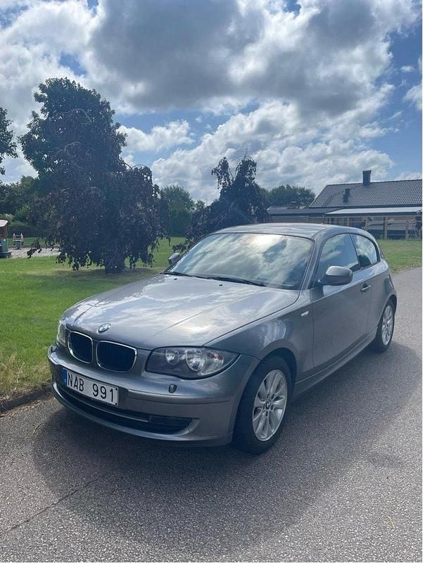 Grå Begagnad 2010 BMW 116 Advantage Halvkombi | 65 000 kr (Marknadspris) - Bild 1/4
