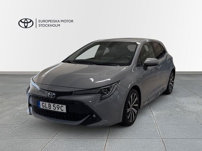 Grå Begagnad 2022 Toyota Corolla Style Halvkombi | 244 900 kr (Marknadspris) - Bild 1/3