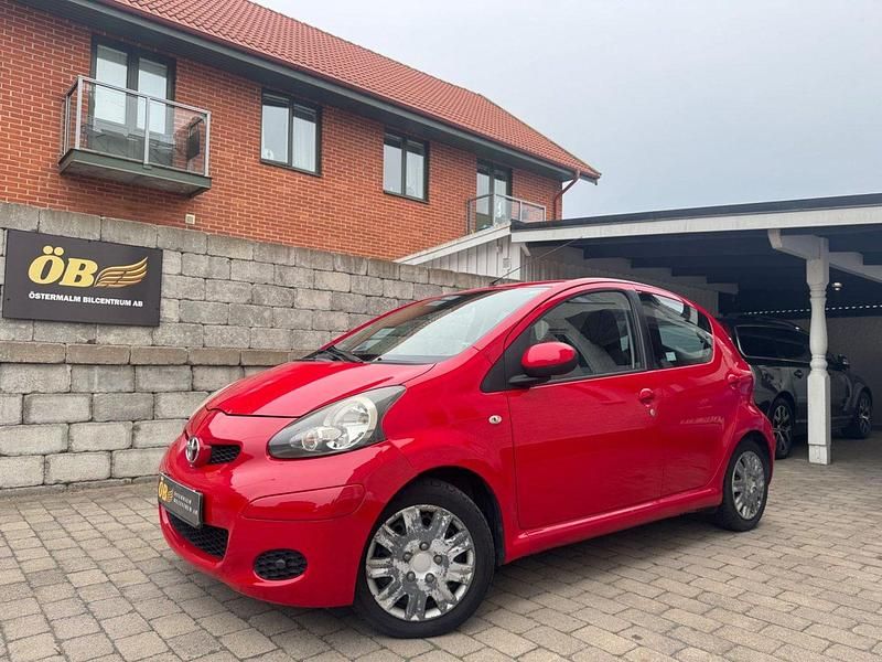 Röd Begagnad 2009 Toyota Aygo Halvkombi | 34 900 kr (Marknadspris) - Bild 1/4