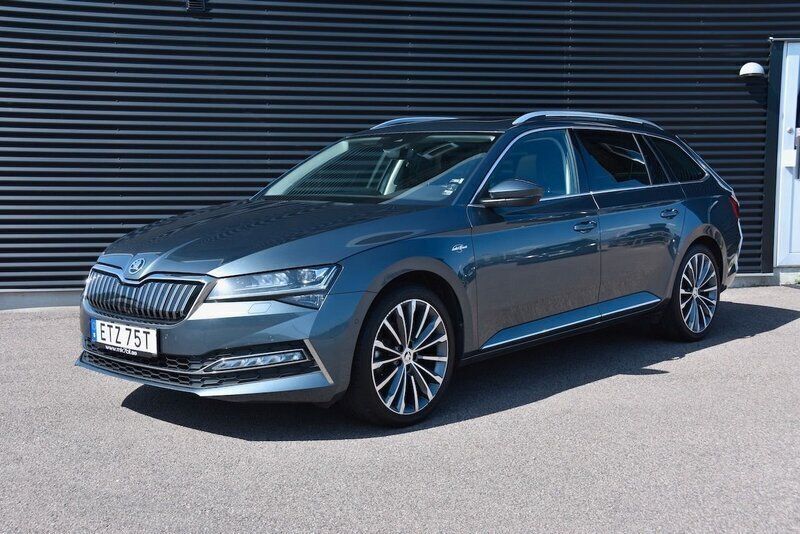 Grå Begagnad 2021 Skoda Superb Business Line Kombi | 299 900 kr (Marknadspris) - Bild 1/4
