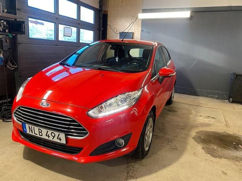 Begagnad Ford Fiesta Titanium 81 HK (59 kW) 2014 Röd Halvkombi