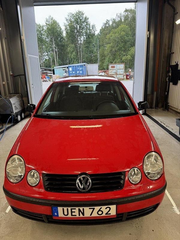 Röd Begagnad 2003 VW Polo Basis Halvkombi | 14 000 kr (Marknadspris) - Bild 1/4