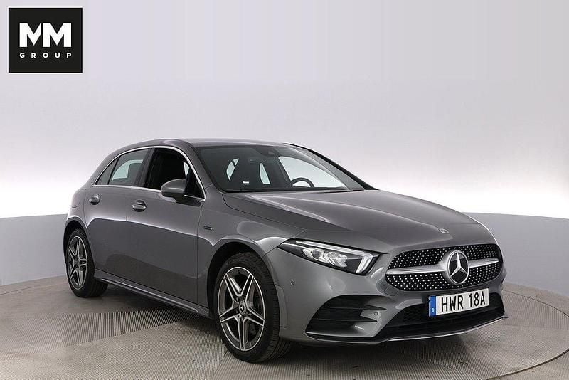 Mörkgrå Begagnad 2020 Mercedes A250 AMG Halvkombi | 284 000 kr (Marknadspris) - Bild 1/4