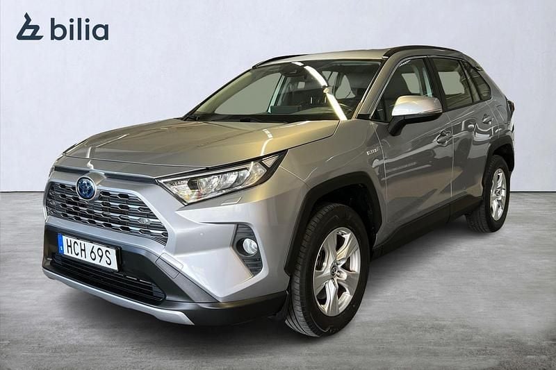 Silver Begagnad 2020 Toyota RAV4 Hybrid Active SUV | 314 900 kr (Marknadspris) - Bild 1/3