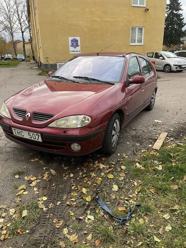 Mörkröd Begagnad 2002 Renault Mégane II Authentique Halvkombi | 29 900 kr (Marknadspris) - Bild 1/1