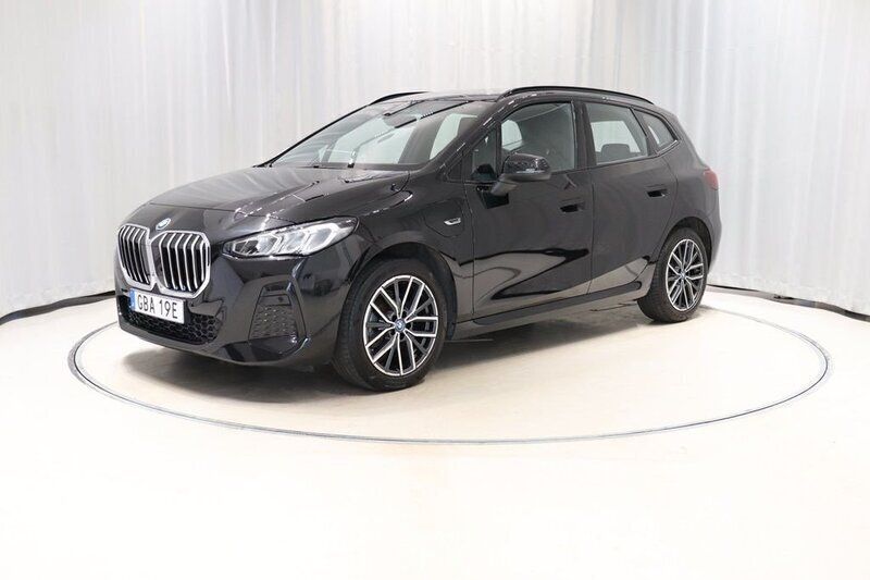 Svart Begagnad 2022 BMW 225 Active Tourer M Sport Minibuss | 339 800 kr (Marknadspris) - Bild 1/4