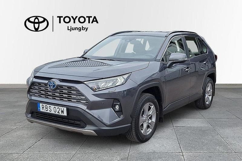 Mörkgrå Begagnad 2024 Toyota RAV4 Hybrid Active SUV | 419 000 kr (Bra pris) - Bild 1/4