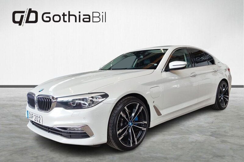 Vit Begagnad 2017 BMW 530e iPerformance Sedan | 239 900 kr (Dyr) - Bild 1/4