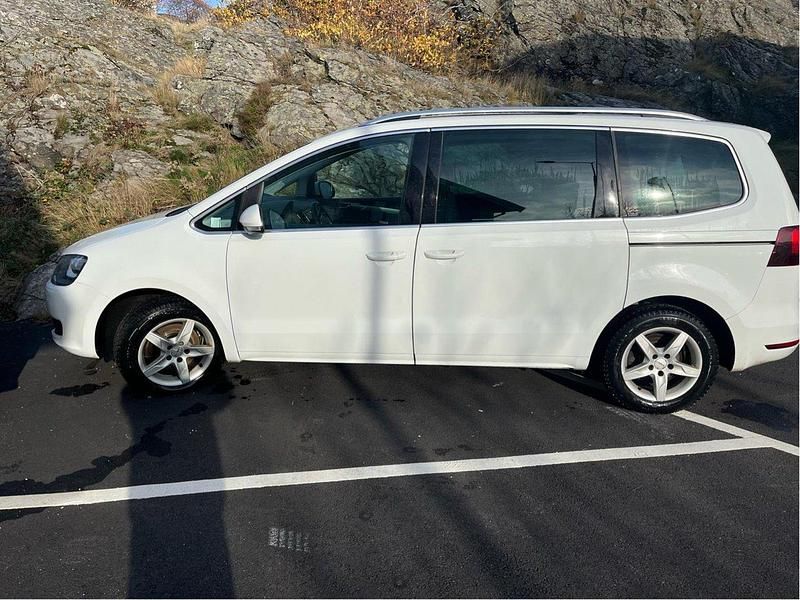 Vit Begagnad 2017 VW Sharan Minibuss | 125 000 kr (Bra pris) - Bild 1/4