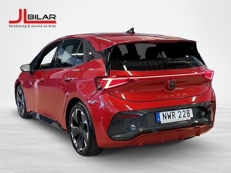 Begagnad Cupra Born e-Boost 172 kW (234 HK) 2023 Röd Halvkombi
