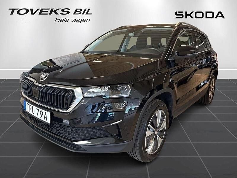 Svart (black magic metallic) Begagnad 2023 Skoda Karoq Style SUV | 339 000 kr (Marknadspris) - Bild 1/4