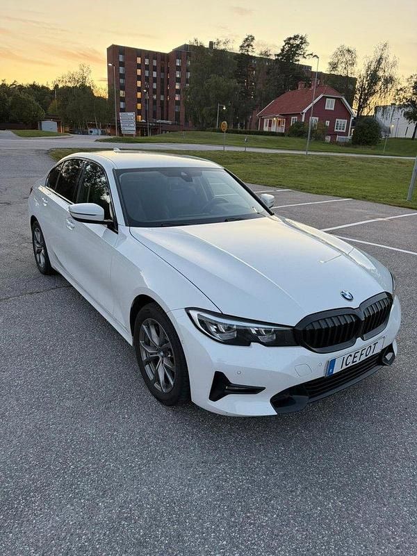 Vit Begagnad 2021 BMW 330e Sport Line Sedan | 320 000 kr (Bra pris) - Bild 1/4