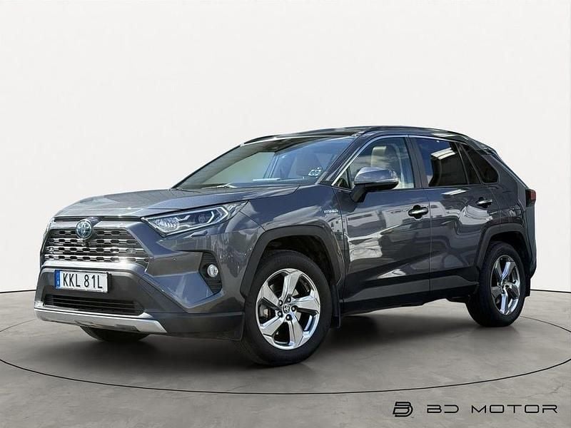 Mörkgrå (grå) Begagnad 2022 Toyota RAV4 Hybrid Executive SUV | 379 900 kr (Marknadspris) - Bild 1/4