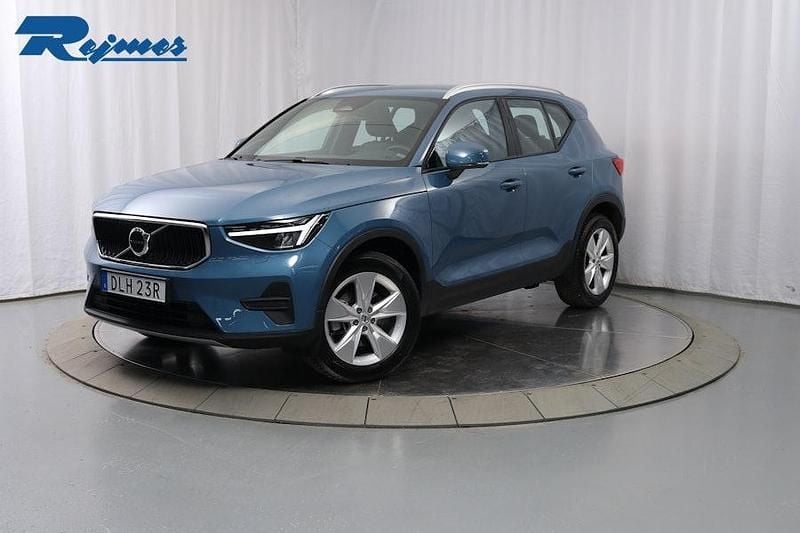 Fjord blue metallic Begagnad 2023 Volvo XC40 Core SUV | 339 900 kr - Bild 1/4