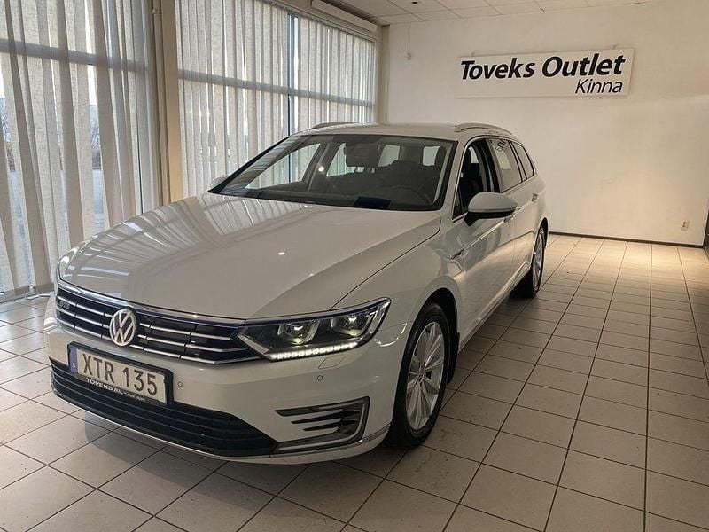 Vit Begagnad 2018 VW Passat GTE Kombi | 169 900 kr (Bra pris) - Bild 1/4