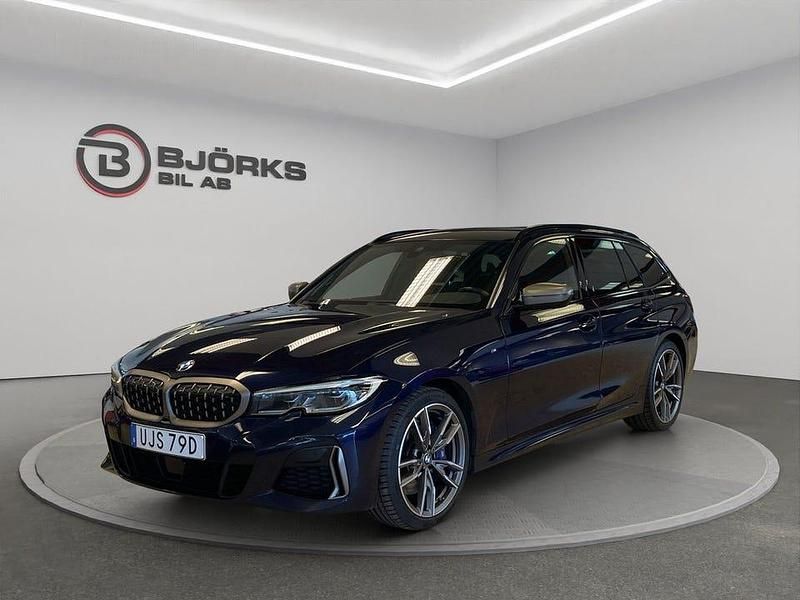 Blå Begagnad 2021 BMW M340 M Sport Sedan | 528 500 kr (Marknadspris) - Bild 1/4