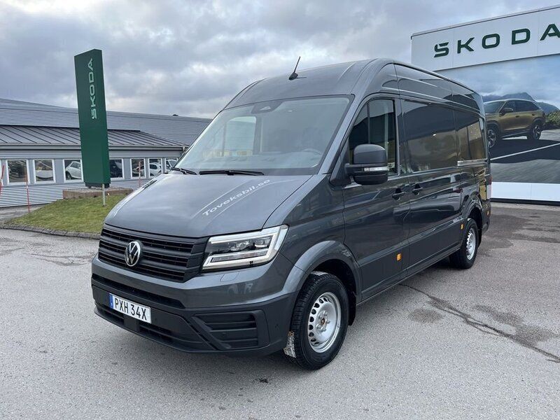 Grå (indiumgrå metallic) Ny 2025 VW Crafter Van | 777 990 kr (Marknadspris) - Bild 1/4