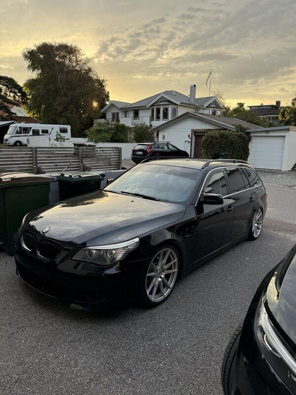 Svart Begagnad 2008 BMW 523 M Sport Kombi | 78 000 kr (Dyr) - Bild 1/4