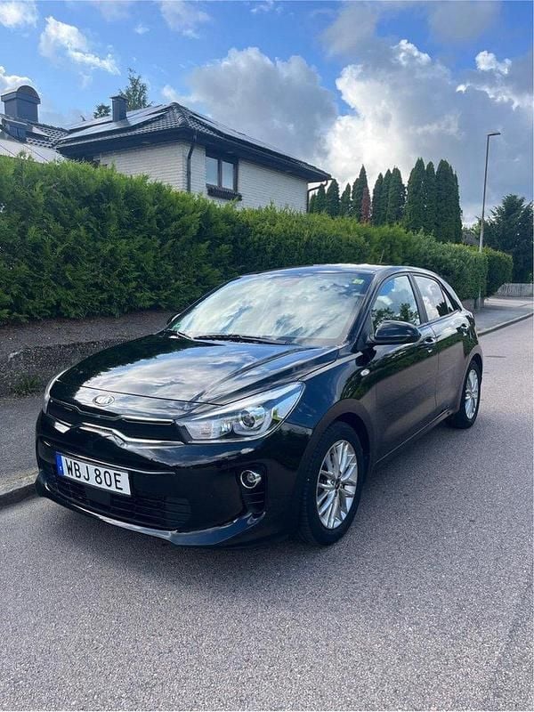 Svart Begagnad 2020 Kia Rio Advance Halvkombi | 115 000 kr (Bra pris) - Bild 1/4