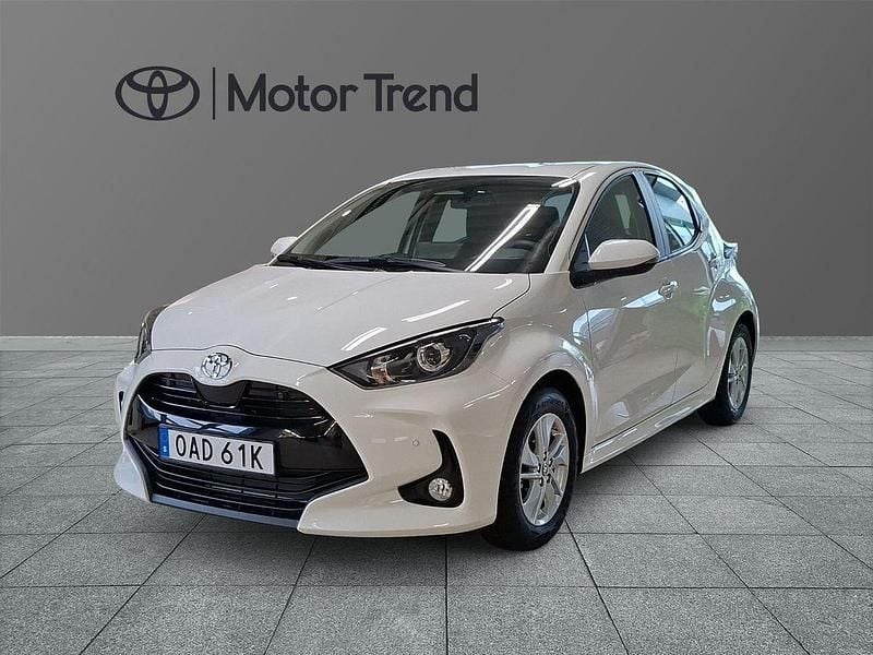 Vit Ny 2025 Toyota Yaris Hybrid Active Halvkombi | 229 000 kr (Superpris) - Bild 1/4