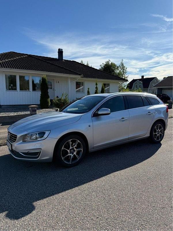 Silver Begagnad 2016 Volvo V60 Ocean Race Kombi | 195 000 kr (Marknadspris) - Bild 1/4