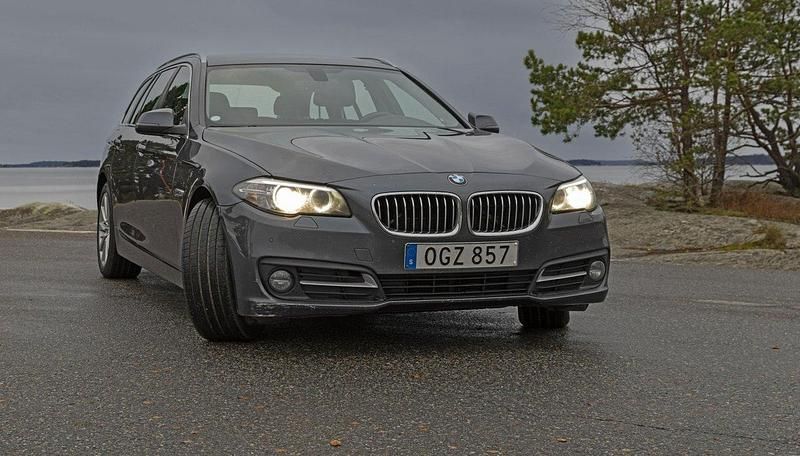 Grå Begagnad 2017 BMW 520 Kombi | 115 000 kr (Bra pris) - Bild 1/4