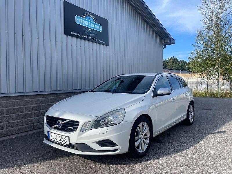 Vit Begagnad 2012 Volvo V60 R-Design Kombi | 99 900 kr (Marknadspris) - Bild 1/4