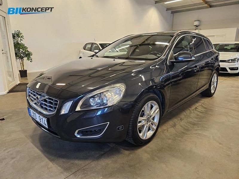 Grå Begagnad 2011 Volvo V60 Momentum Kombi | 119 900 kr (Lite dyr) - Bild 1/4