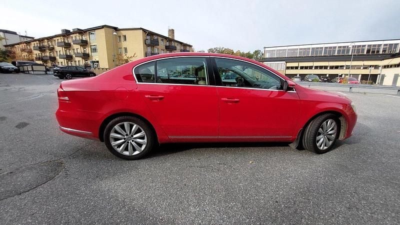 Röd Begagnad 2011 VW Passat Sedan | 54 000 kr (Superpris) - Bild 1/4