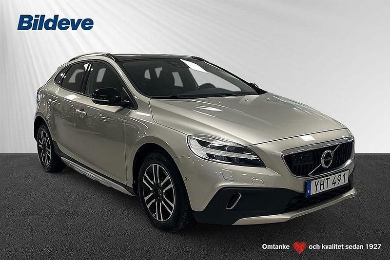 Ljusbrun Begagnad 2016 Volvo V40 Business Edition Halvkombi | 184 900 kr (Marknadspris) - Bild 1/4