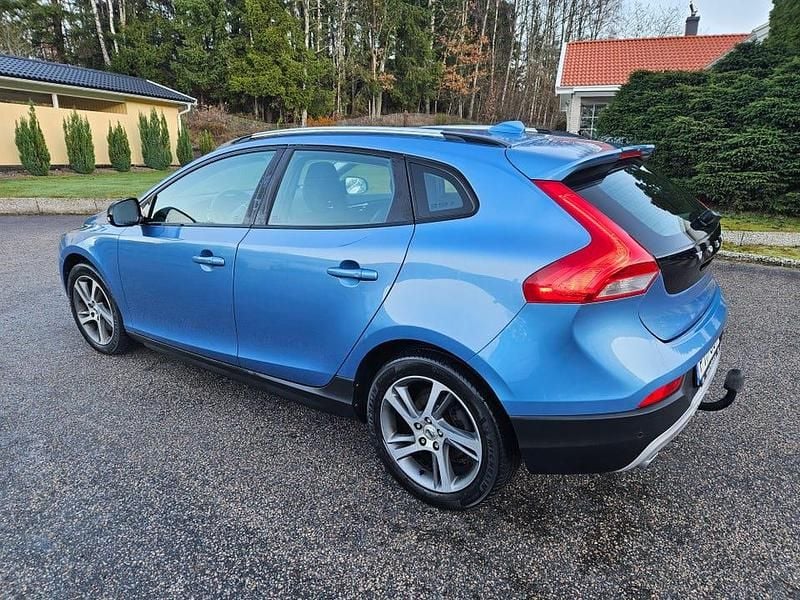 Begagnad Volvo V40 CC 200 HK (147 kW) 2016 Power blue metallic Kombi