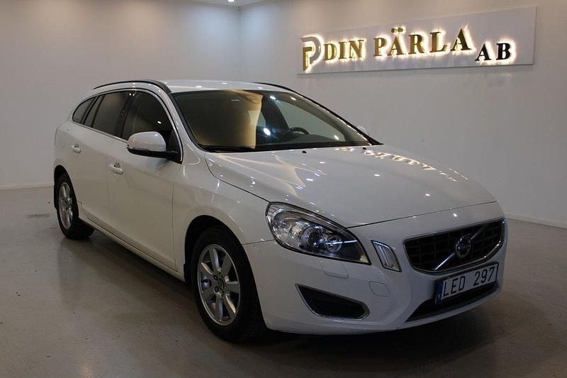 Vit Begagnad 2011 Volvo V60 Momentum Kombi | 79 900 kr (Bra pris) - Bild 1/4