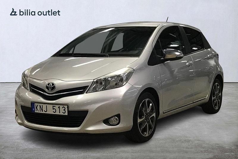 Silver Begagnad 2013 Toyota Yaris Trend Halvkombi | 84 900 kr (Marknadspris) - Bild 1/3
